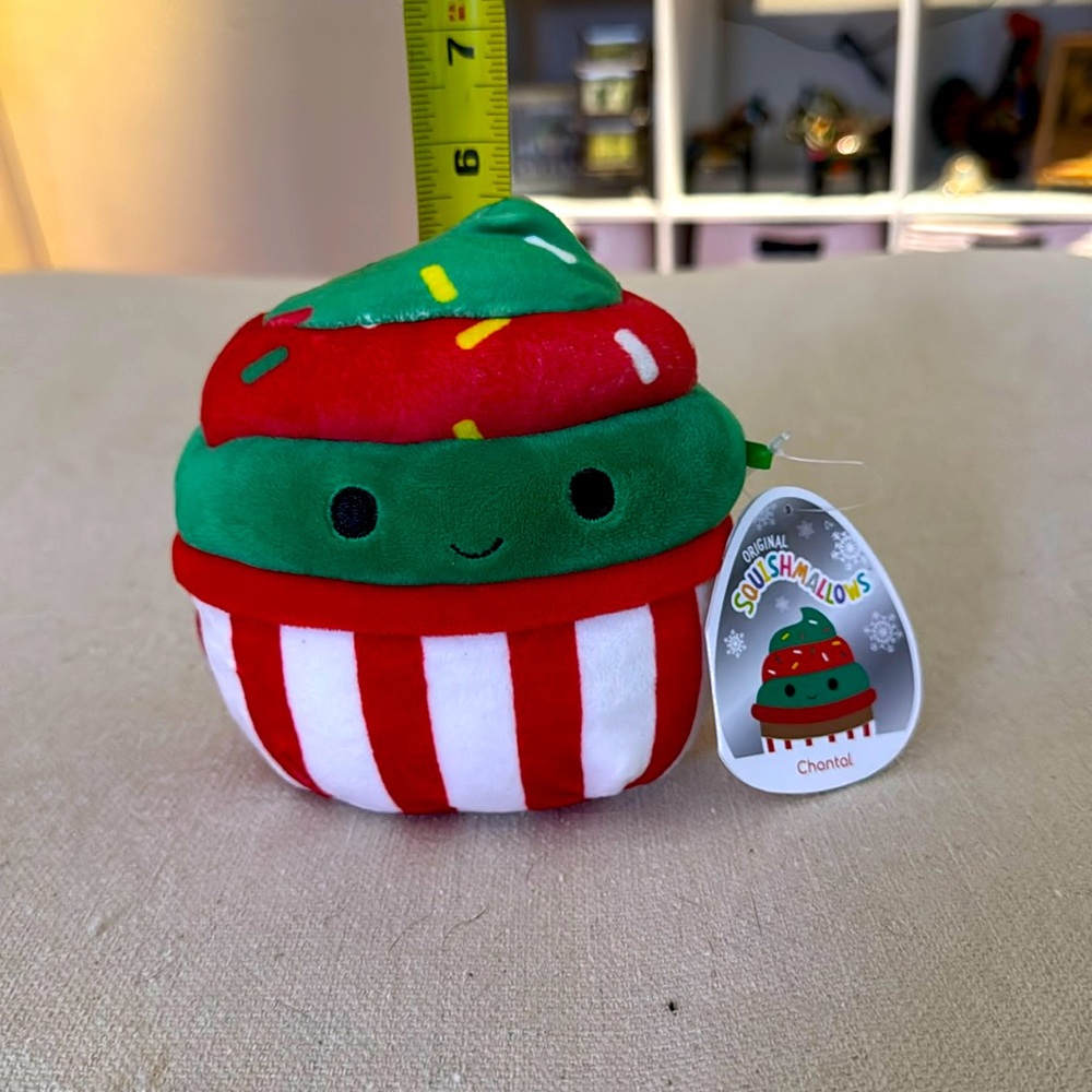 HTF Chantal the Christmas Cupcake 5"